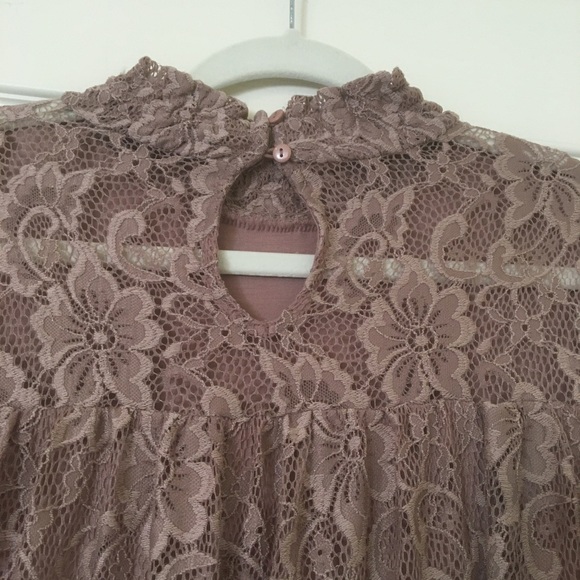 Cable & Gauge Pinky Taupe Lace Top - Picture 4 of 7